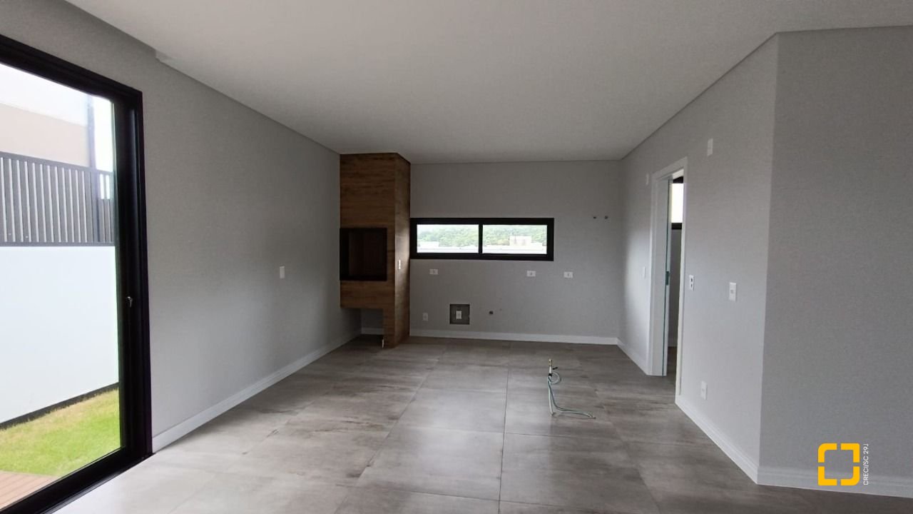 Casa com 199m², 7 quartos (sendo 3 suítes), 2 garagens, no bairro Rio Tavares em Florianópolis