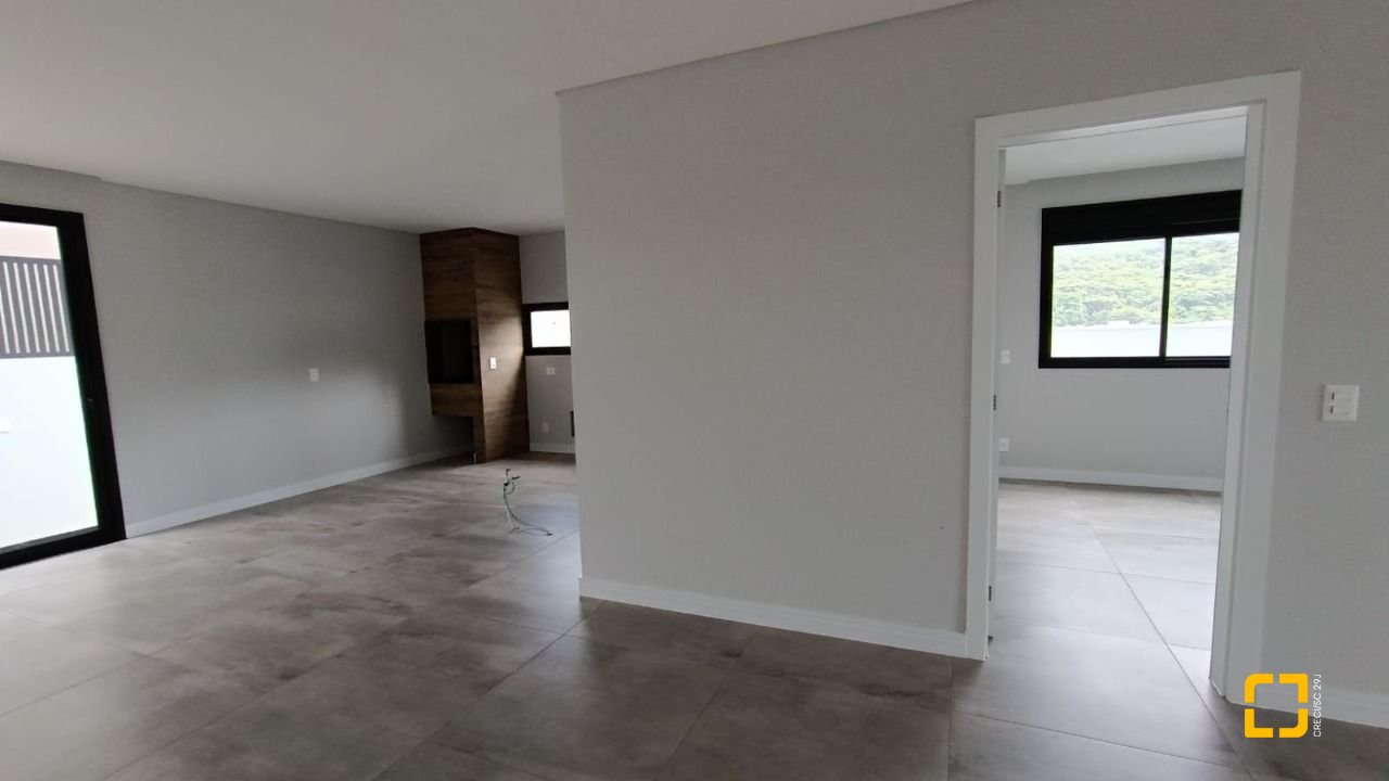 Casa com 199m², 7 quartos (sendo 3 suítes), 2 garagens, no bairro Rio Tavares em Florianópolis