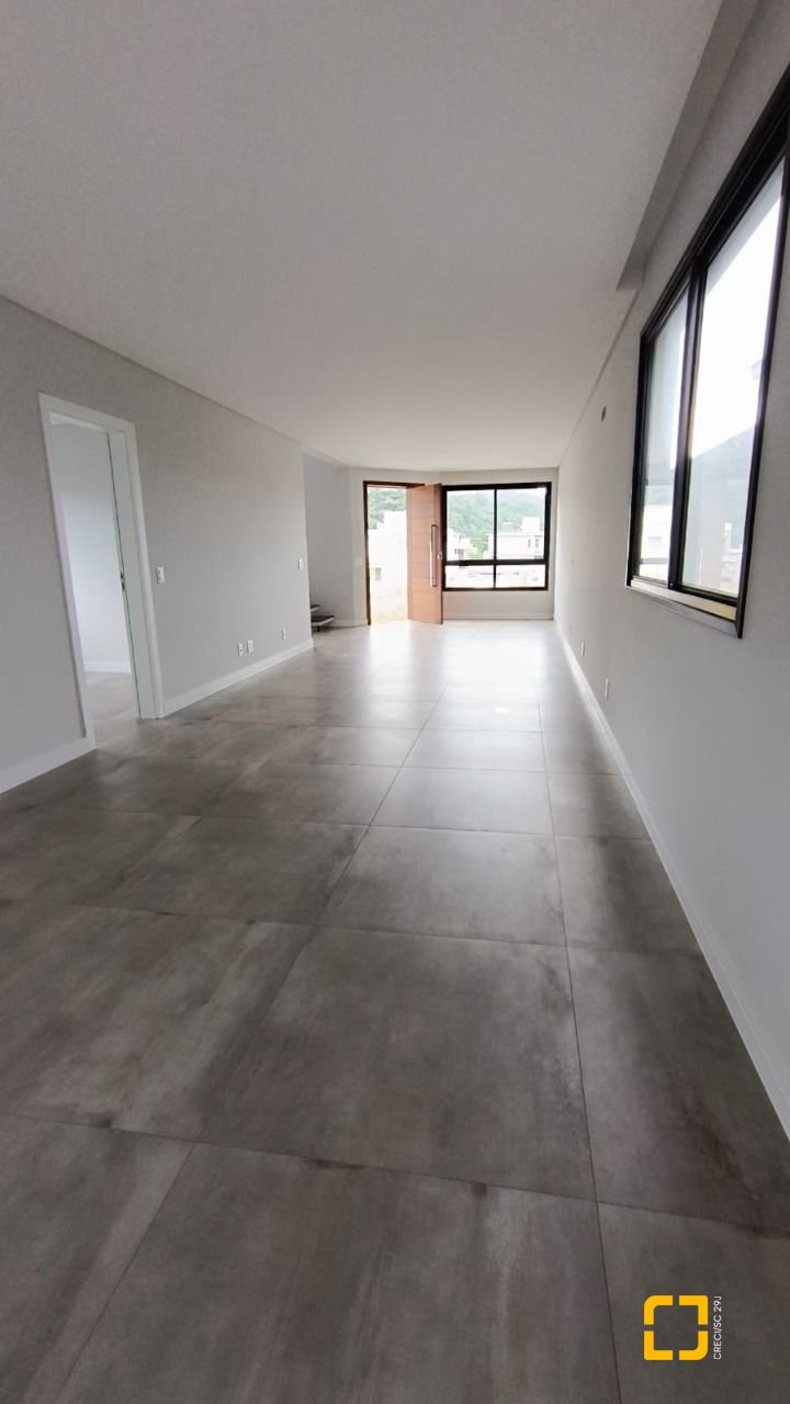 Casa com 199m², 7 quartos (sendo 3 suítes), 2 garagens, no bairro Rio Tavares em Florianópolis