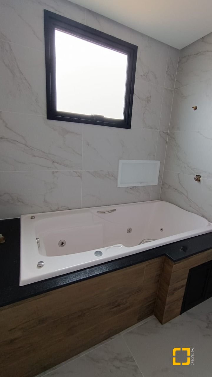 Casa com 199m², 7 quartos (sendo 3 suítes), 2 garagens, no bairro Rio Tavares em Florianópolis