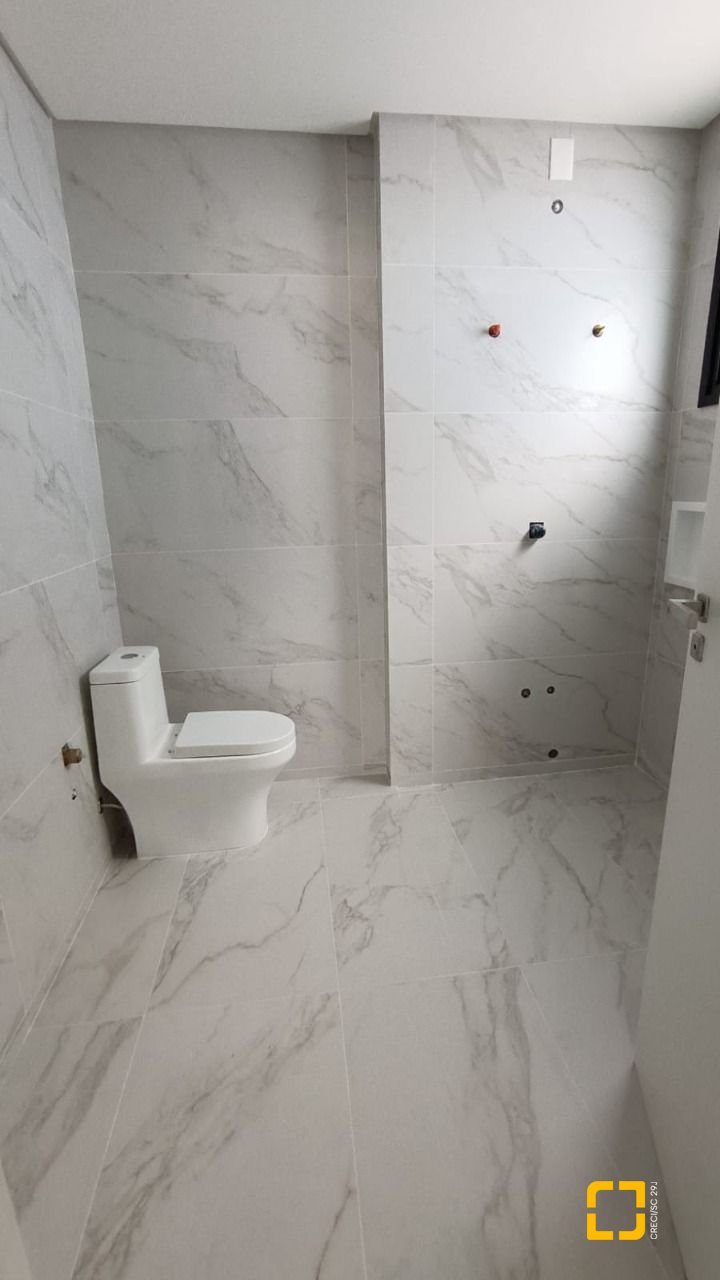Casa com 199m², 7 quartos (sendo 3 suítes), 2 garagens, no bairro Rio Tavares em Florianópolis