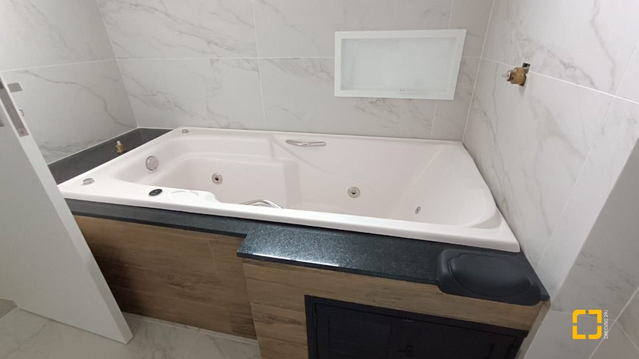 Casa com 199m², 7 quartos (sendo 3 suítes), 2 garagens, no bairro Rio Tavares em Florianópolis