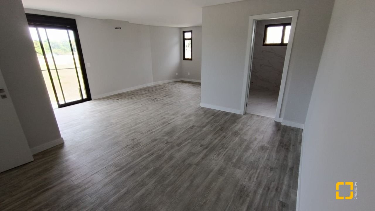 Casa com 199m², 7 quartos (sendo 3 suítes), 2 garagens, no bairro Rio Tavares em Florianópolis