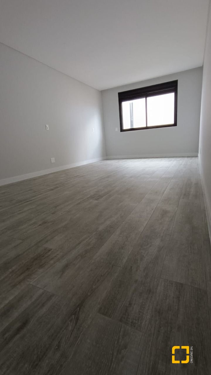 Casa com 199m², 7 quartos (sendo 3 suítes), 2 garagens, no bairro Rio Tavares em Florianópolis