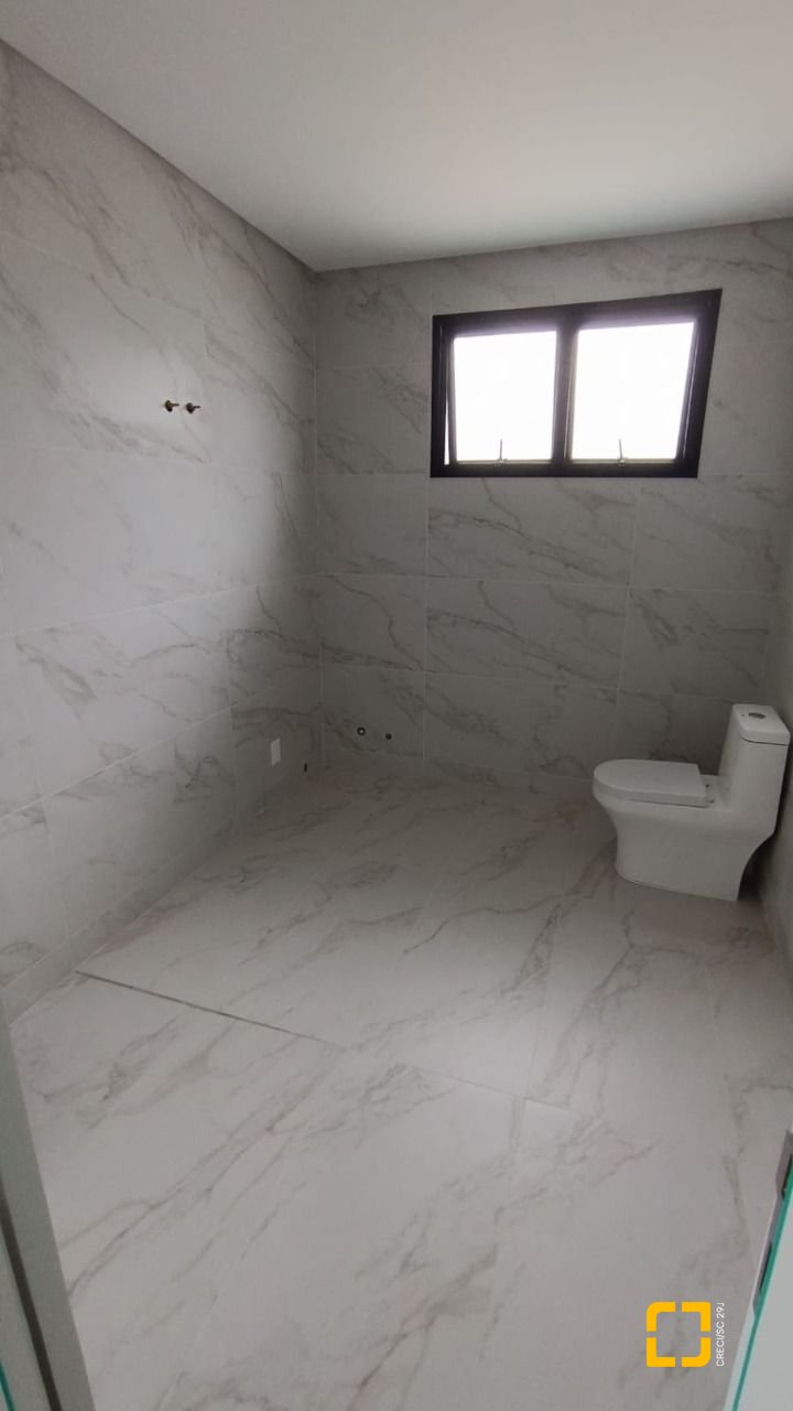 Casa com 199m², 7 quartos (sendo 3 suítes), 2 garagens, no bairro Rio Tavares em Florianópolis