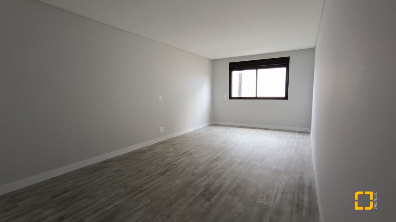 Casa com 199m², 7 quartos (sendo 3 suítes), 2 garagens, no bairro Rio Tavares em Florianópolis