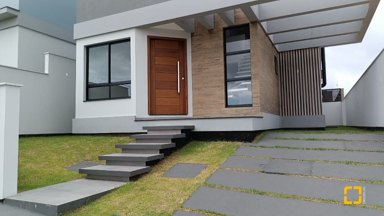Casa com 199m², 7 quartos (sendo 3 suítes), 2 garagens, no bairro Rio Tavares em Florianópolis