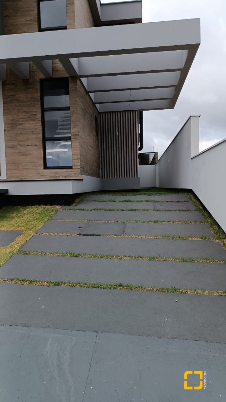 Casa com 199m², 7 quartos (sendo 3 suítes), 2 garagens, no bairro Rio Tavares em Florianópolis