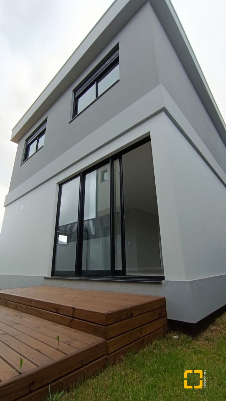 Casa com 199m², 7 quartos (sendo 3 suítes), 2 garagens, no bairro Rio Tavares em Florianópolis