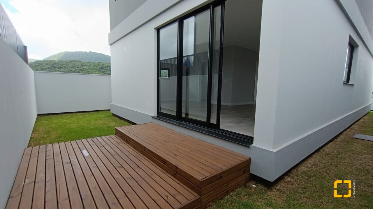 Casa com 199m², 7 quartos (sendo 3 suítes), 2 garagens, no bairro Rio Tavares em Florianópolis