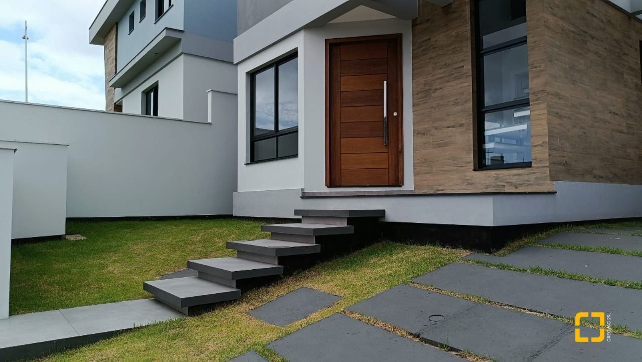 Casa com 199m², 7 quartos (sendo 3 suítes), 2 garagens, no bairro Rio Tavares em Florianópolis
