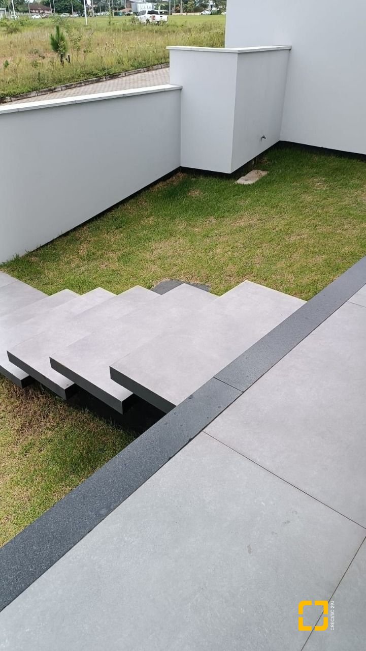 Casa com 199m², 7 quartos (sendo 3 suítes), 2 garagens, no bairro Rio Tavares em Florianópolis