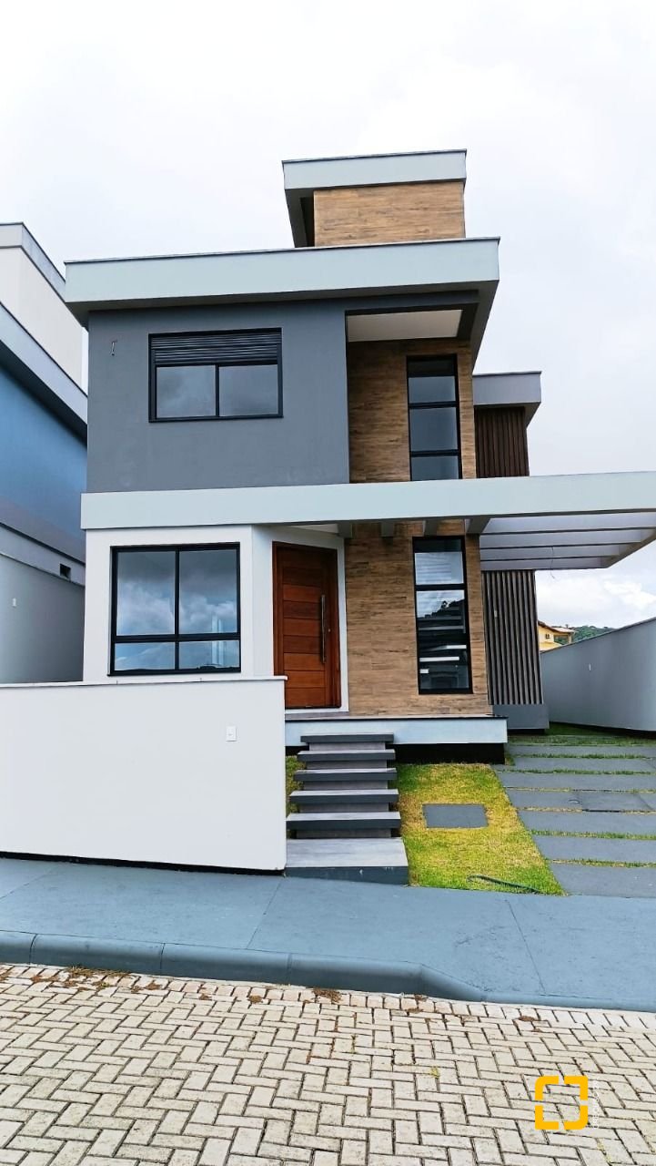 Casa com 199m², 7 quartos (sendo 3 suítes), 2 garagens, no bairro Rio Tavares em Florianópolis