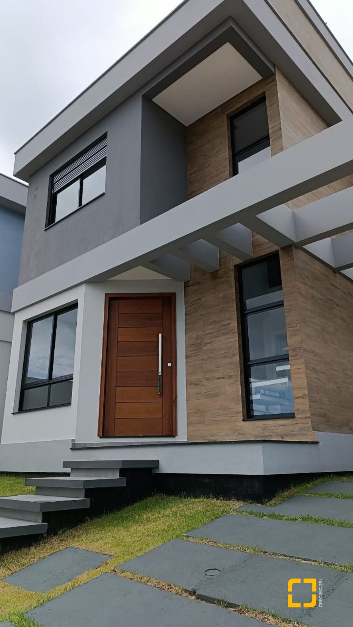 Casa com 199m², 7 quartos (sendo 3 suítes), 2 garagens, no bairro Rio Tavares em Florianópolis