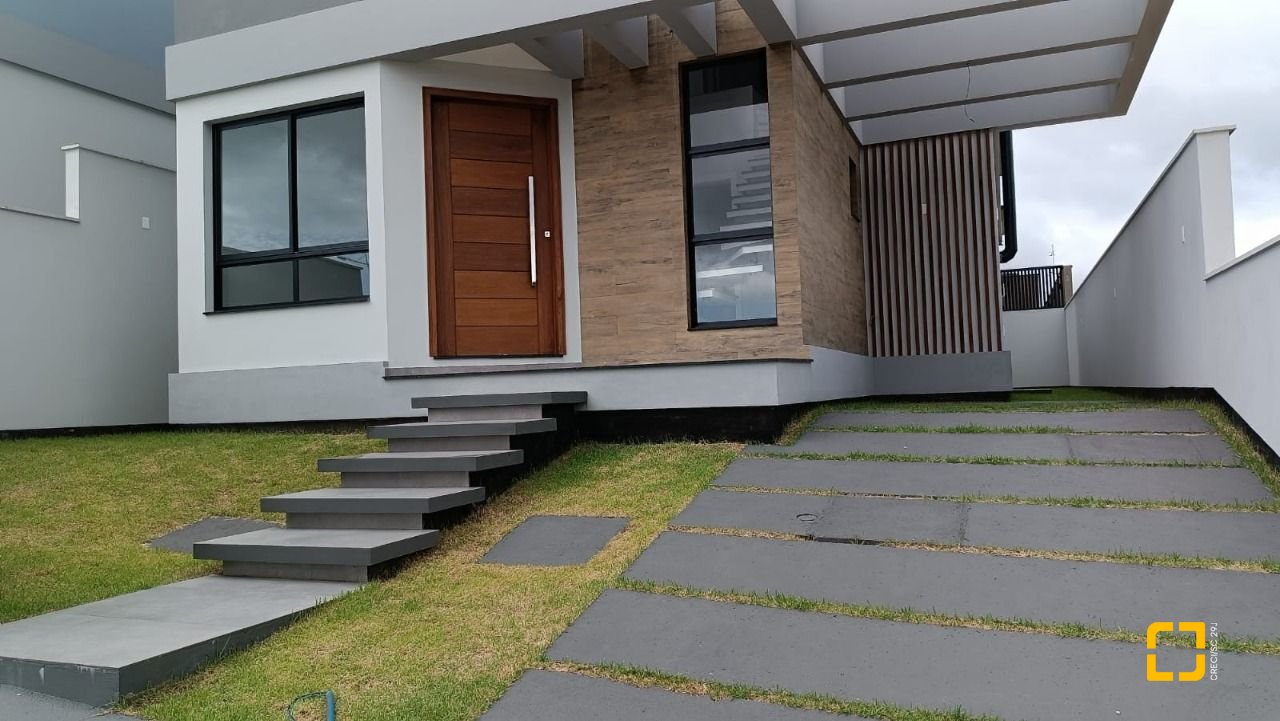 Casa com 199m², 7 quartos (sendo 3 suítes), 2 garagens, no bairro Rio Tavares em Florianópolis
