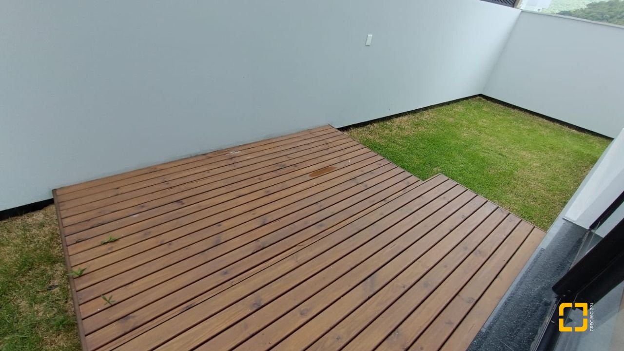 Casa com 199m², 7 quartos (sendo 3 suítes), 2 garagens, no bairro Rio Tavares em Florianópolis