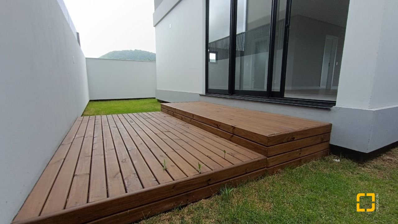 Casa com 199m², 7 quartos (sendo 3 suítes), 2 garagens, no bairro Rio Tavares em Florianópolis