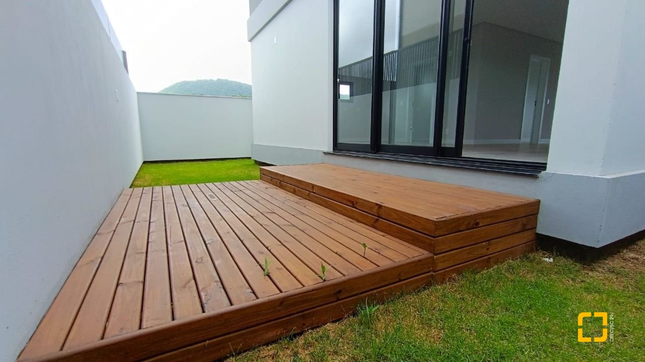 Casa com 199m², 7 quartos (sendo 3 suítes), 2 garagens, no bairro Rio Tavares em Florianópolis