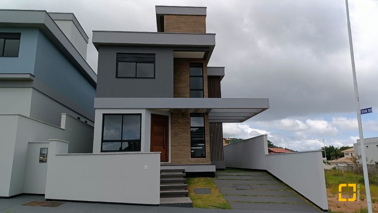 Casa com 199m², 7 quartos (sendo 3 suítes), 2 garagens, no bairro Rio Tavares em Florianópolis