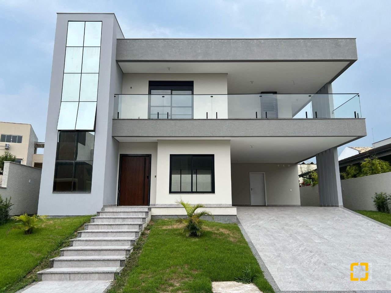 Casa com 390m², 8 quartos (sendo 4 suítes), 4 garagens, no bairro Ingleses em Florianópolis