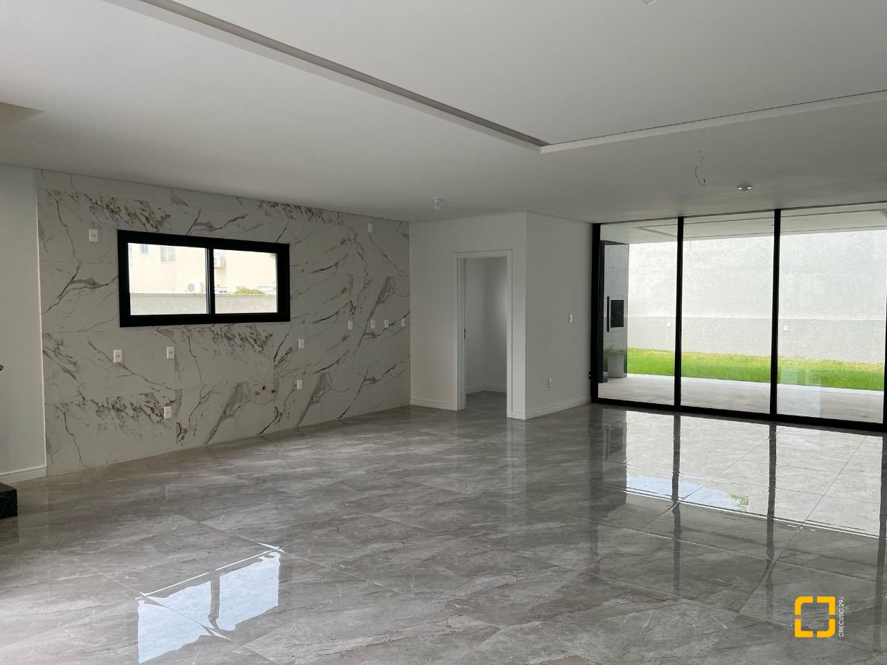 Casa com 390m², 8 quartos (sendo 4 suítes), 4 garagens, no bairro Ingleses em Florianópolis