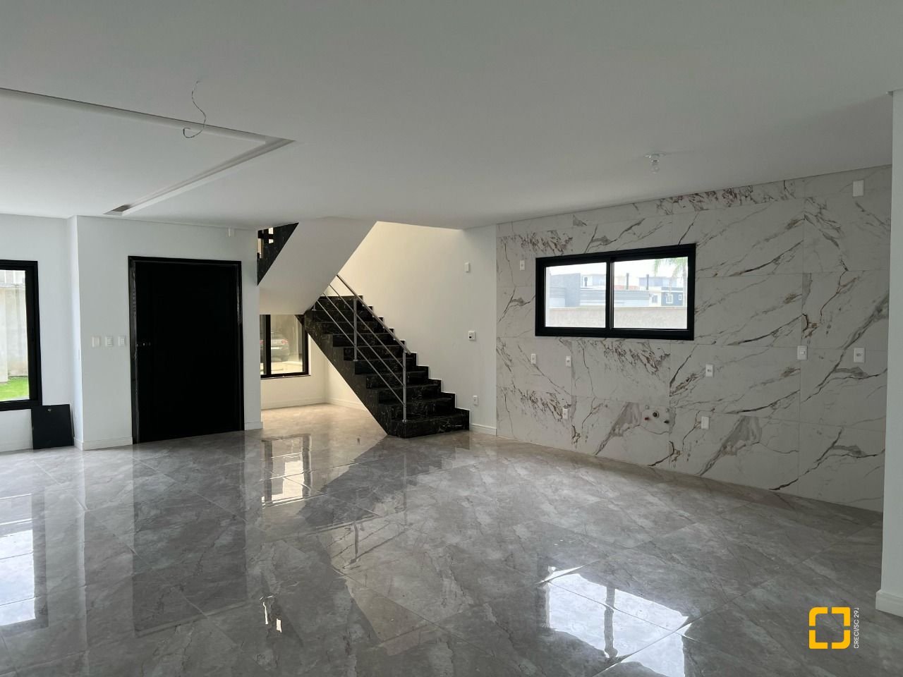 Casa com 390m², 8 quartos (sendo 4 suítes), 4 garagens, no bairro Ingleses em Florianópolis