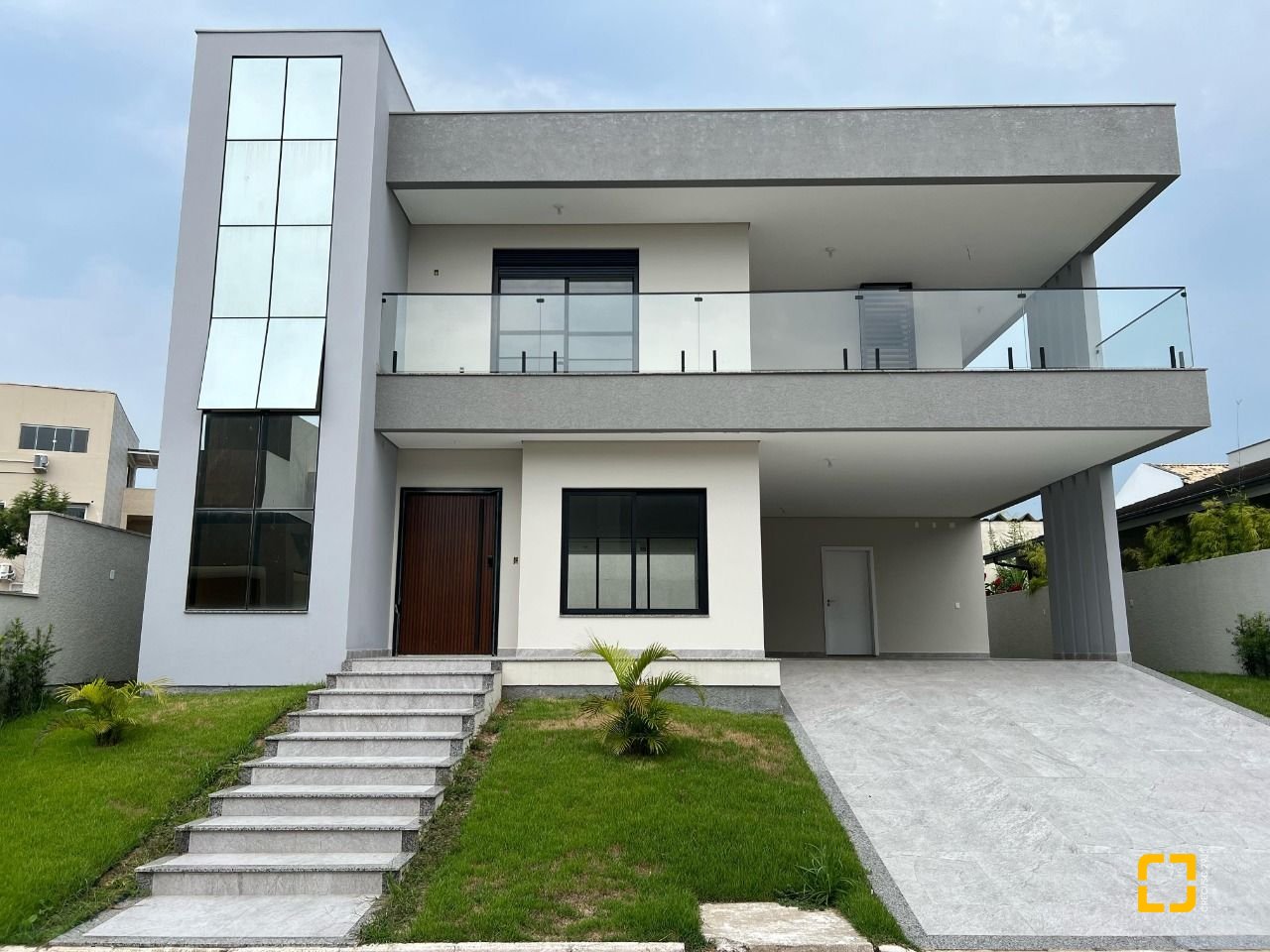 Casa com 390m², 8 quartos (sendo 4 suítes), 4 garagens, no bairro Ingleses em Florianópolis