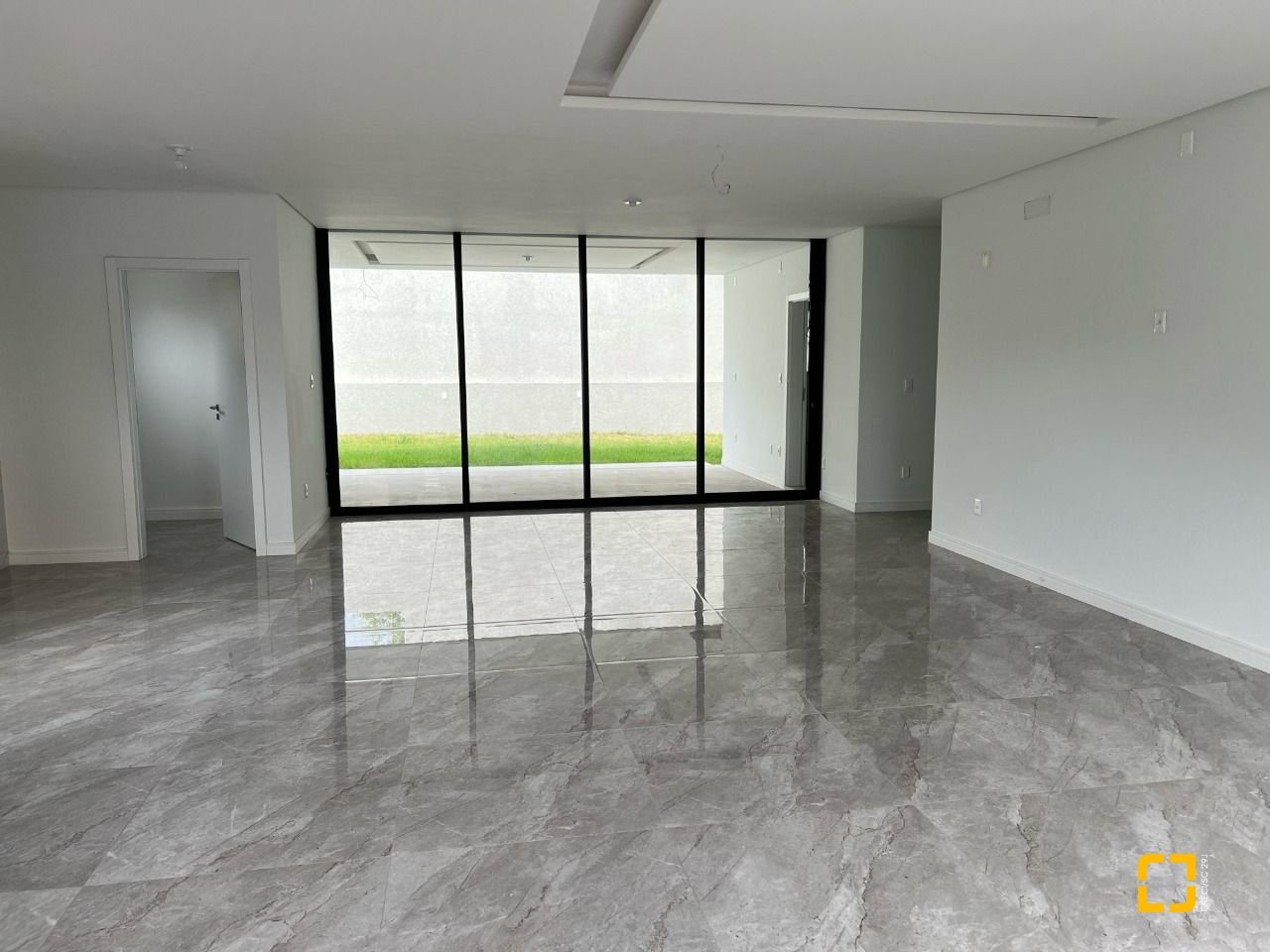 Casa com 390m², 8 quartos (sendo 4 suítes), 4 garagens, no bairro Ingleses em Florianópolis
