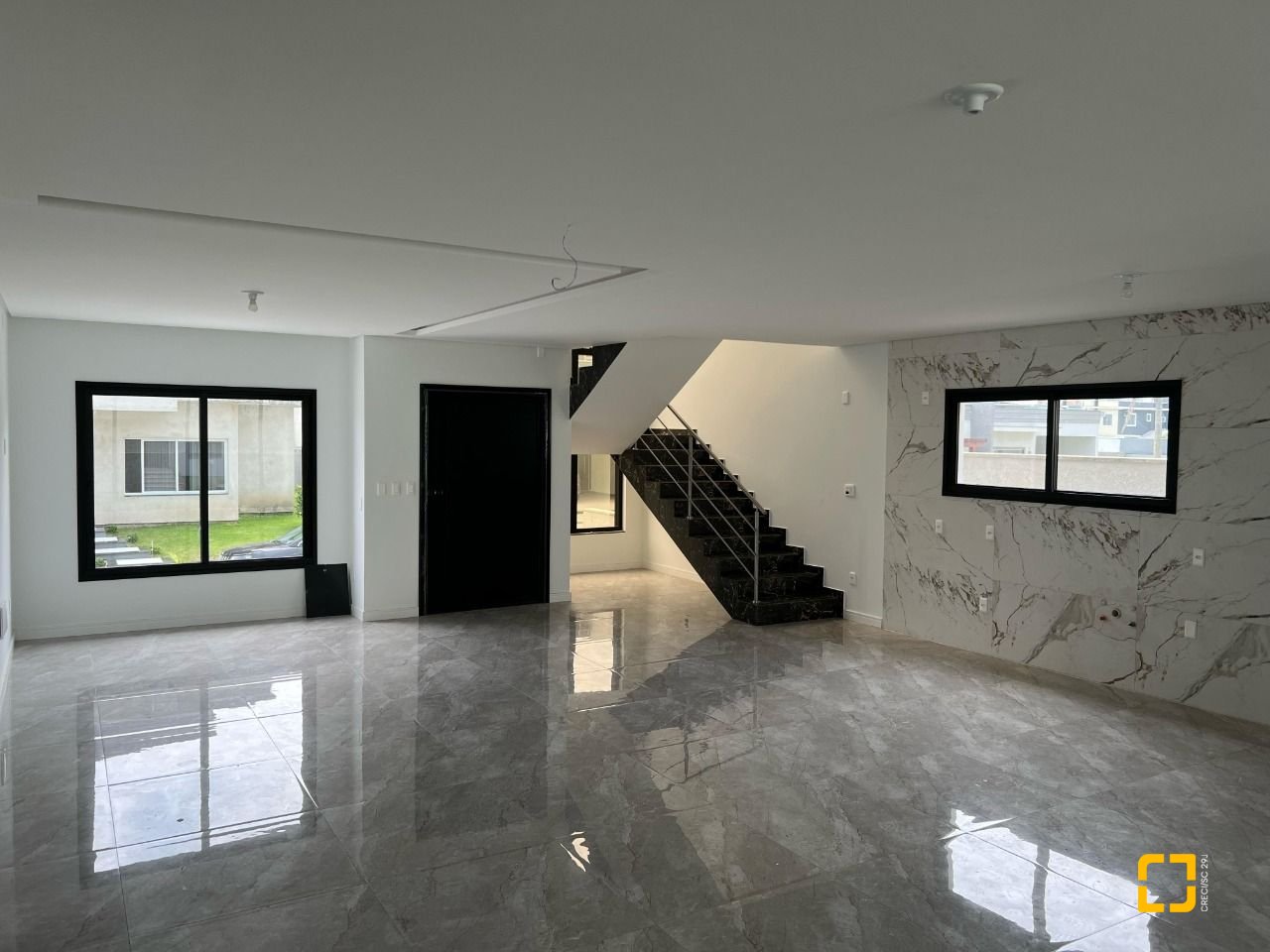Casa com 390m², 8 quartos (sendo 4 suítes), 4 garagens, no bairro Ingleses em Florianópolis