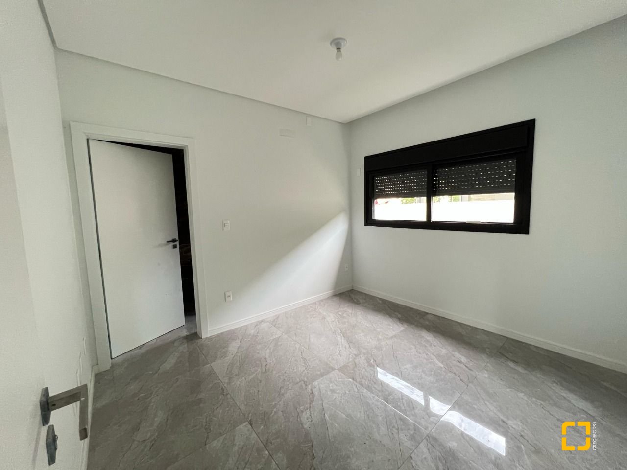 Casa com 390m², 8 quartos (sendo 4 suítes), 4 garagens, no bairro Ingleses em Florianópolis