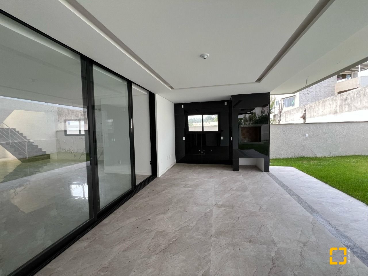 Casa com 390m², 8 quartos (sendo 4 suítes), 4 garagens, no bairro Ingleses em Florianópolis