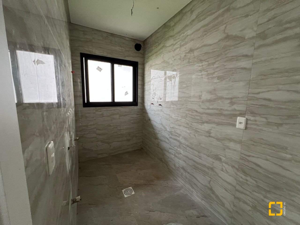 Casa com 390m², 8 quartos (sendo 4 suítes), 4 garagens, no bairro Ingleses em Florianópolis