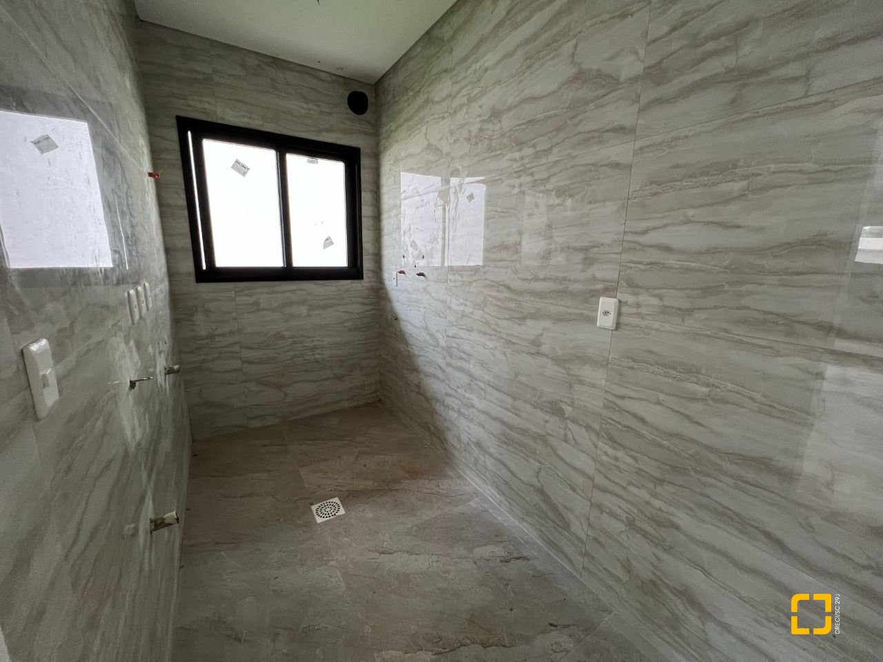 Casa com 390m², 8 quartos (sendo 4 suítes), 4 garagens, no bairro Ingleses em Florianópolis