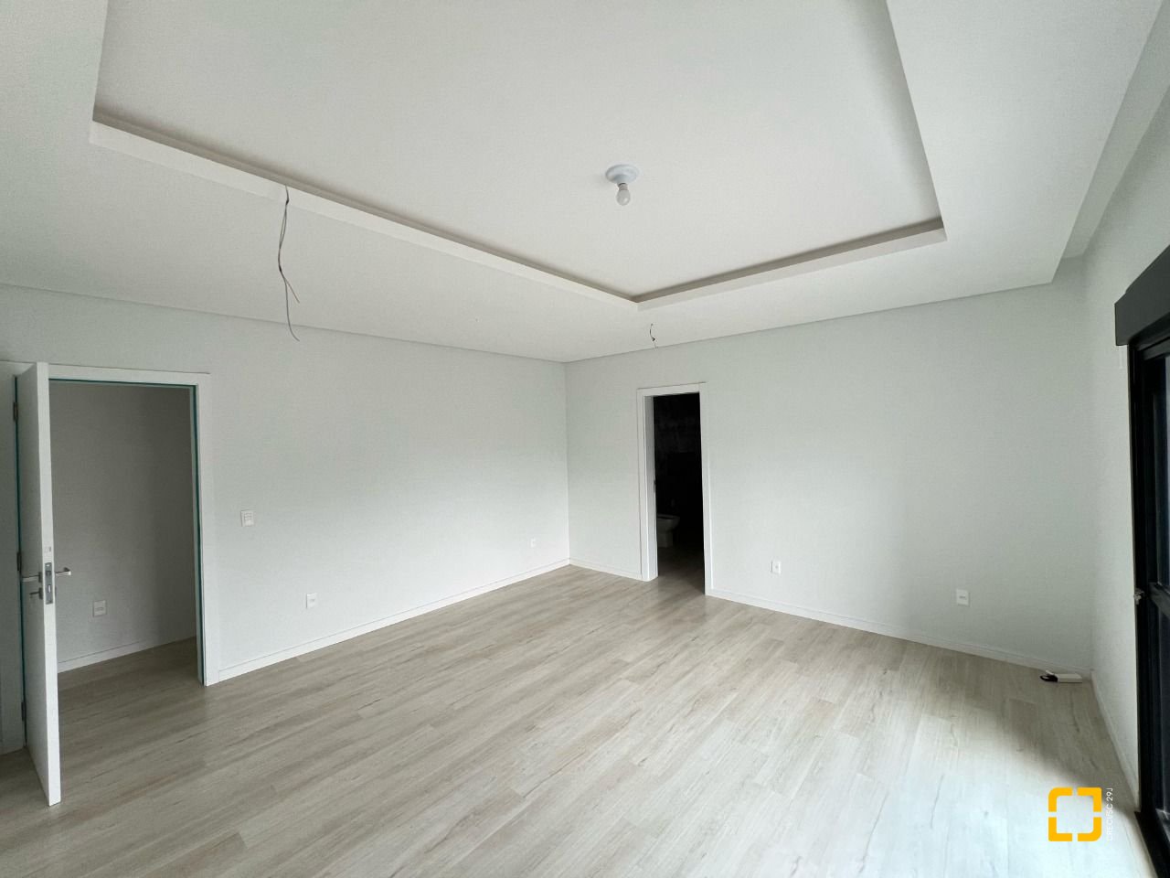 Casa com 390m², 8 quartos (sendo 4 suítes), 4 garagens, no bairro Ingleses em Florianópolis