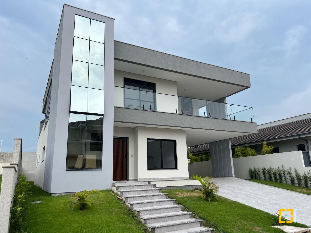 Casa com 390m², 8 quartos (sendo 4 suítes), 4 garagens, no bairro Ingleses em Florianópolis