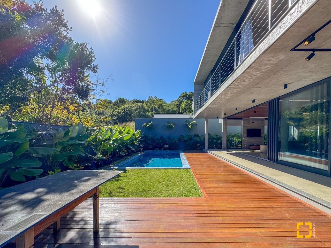 Casa de Condomínio com 492m², 5 quartos (sendo 5 suítes), 4 garagens, no bairro Campeche em Florianópolis
