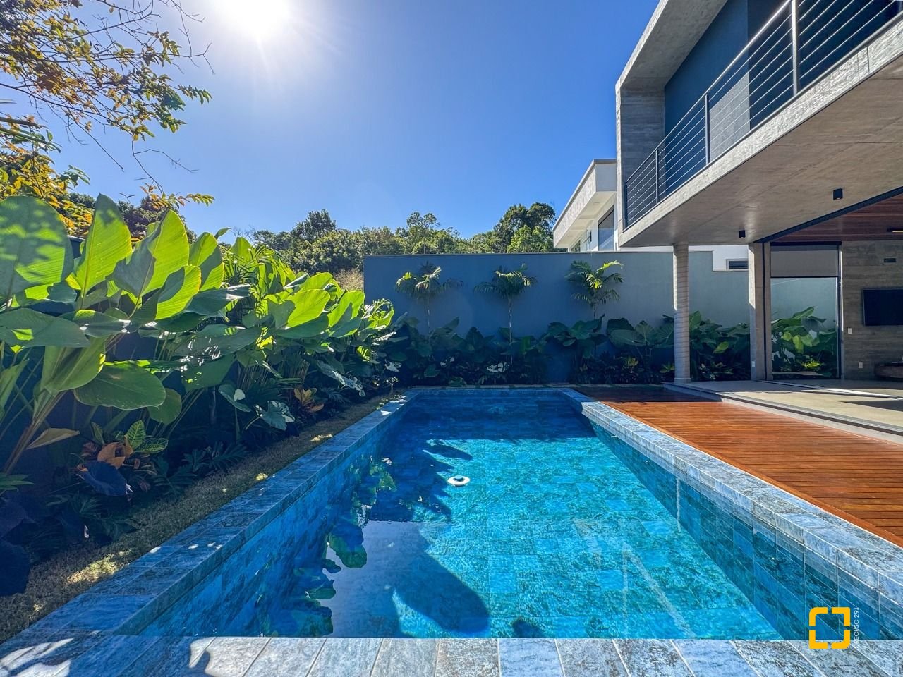 Casa de Condomínio com 492m², 5 quartos (sendo 5 suítes), 4 garagens, no bairro Campeche em Florianópolis