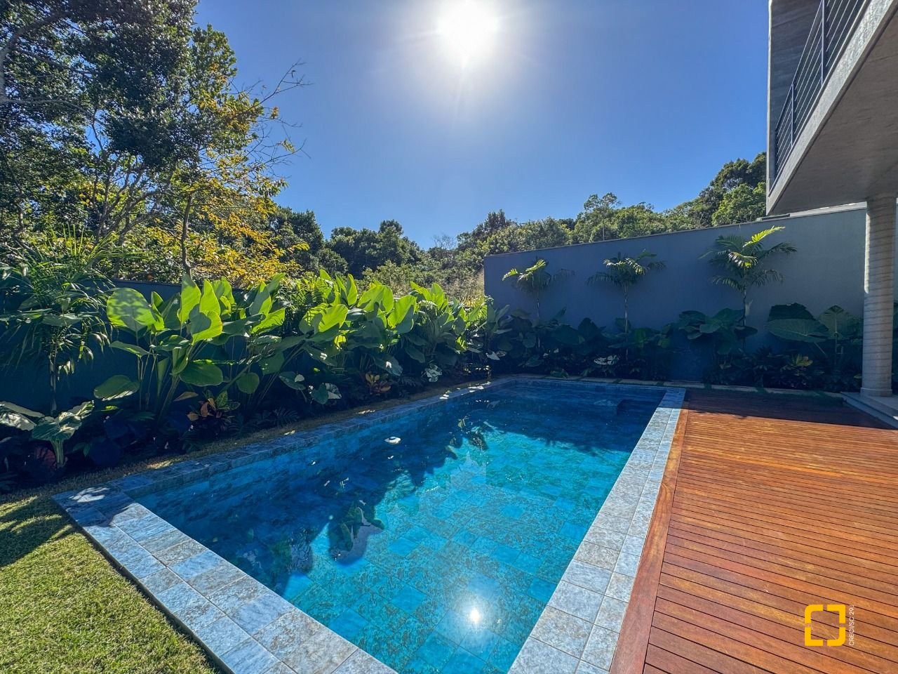 Casa de Condomínio com 492m², 5 quartos (sendo 5 suítes), 4 garagens, no bairro Campeche em Florianópolis