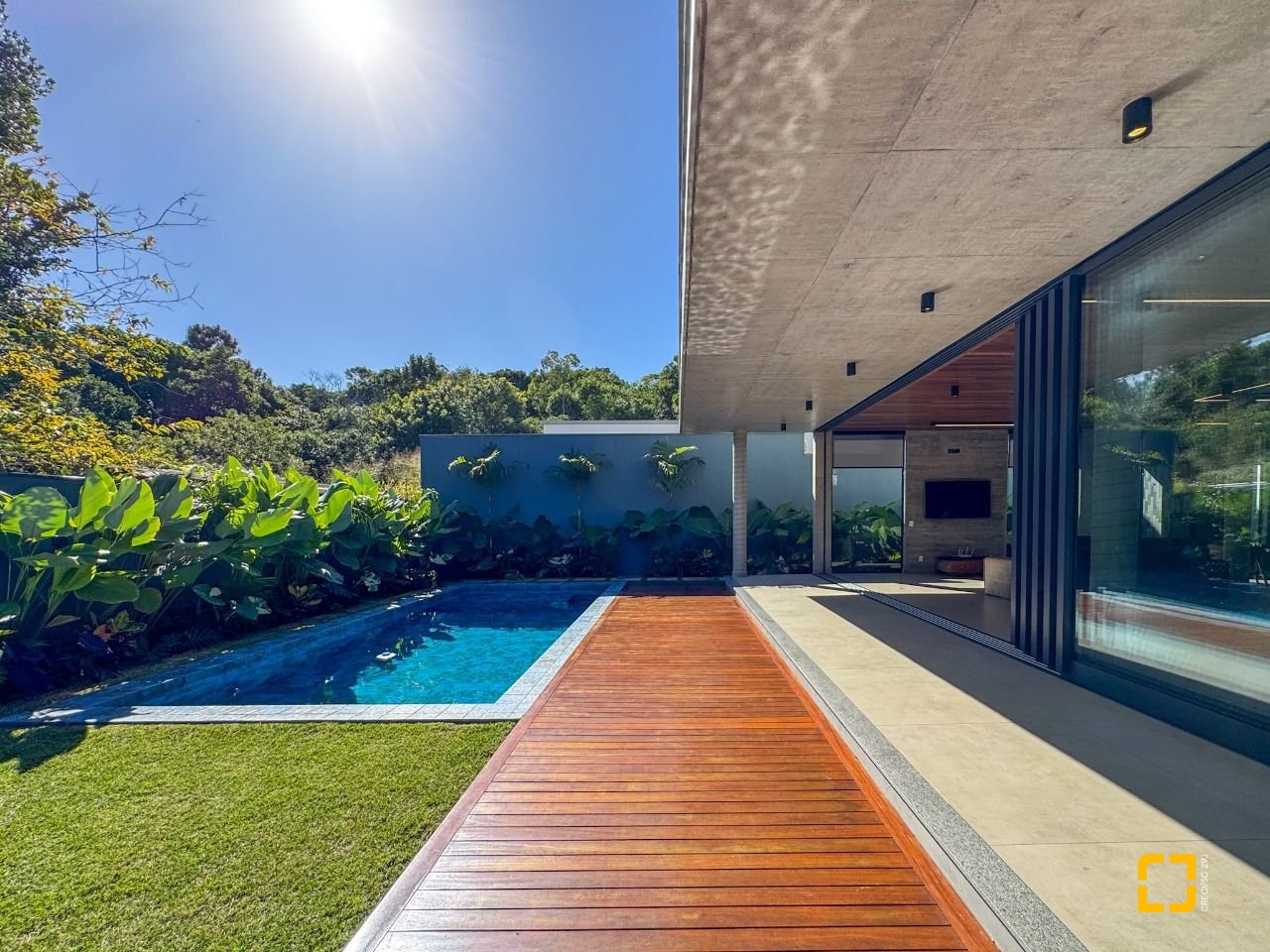Casa de Condomínio com 492m², 5 quartos (sendo 5 suítes), 4 garagens, no bairro Campeche em Florianópolis