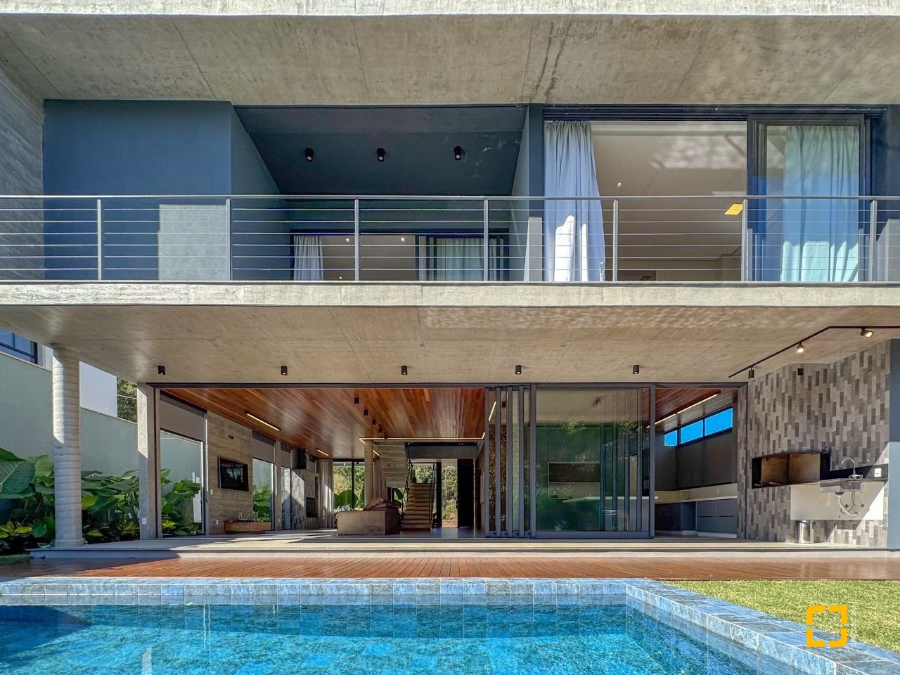Casa de Condomínio com 492m², 5 quartos (sendo 5 suítes), 4 garagens, no bairro Campeche em Florianópolis