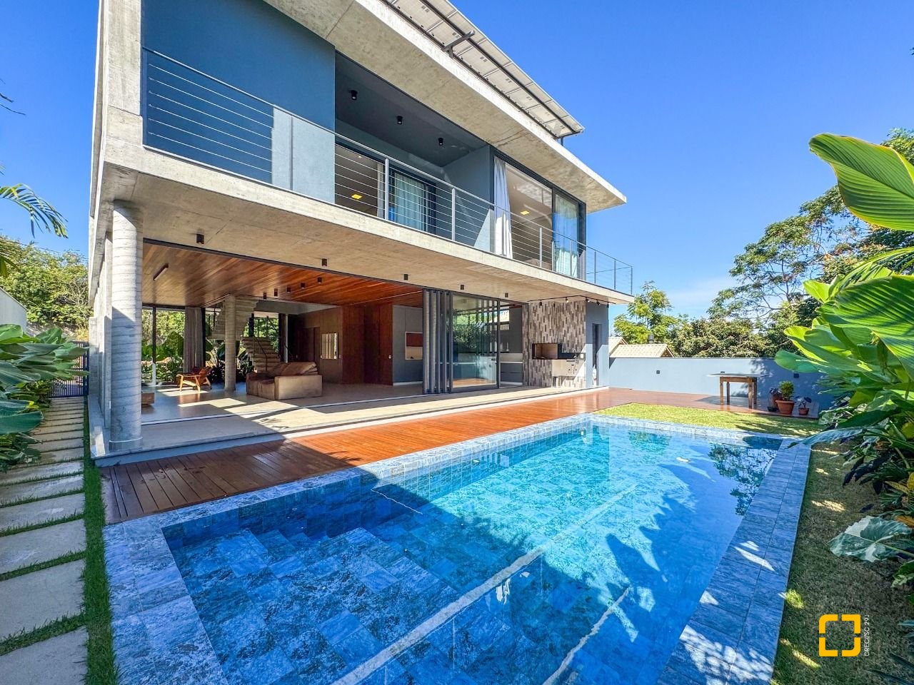 Casa de Condomínio com 492m², 5 quartos (sendo 5 suítes), 4 garagens, no bairro Campeche em Florianópolis