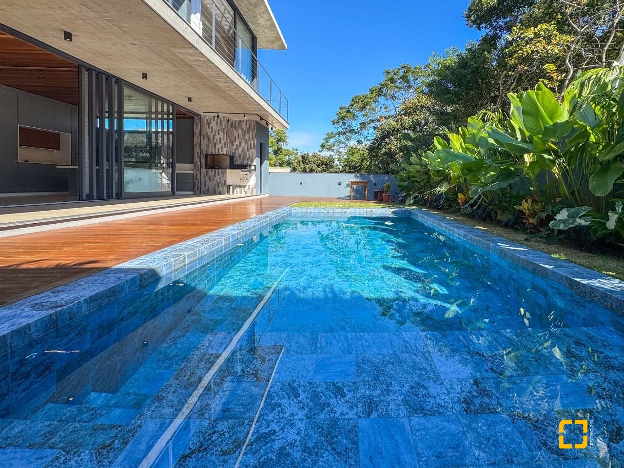 Casa de Condomínio com 492m², 5 quartos (sendo 5 suítes), 4 garagens, no bairro Campeche em Florianópolis