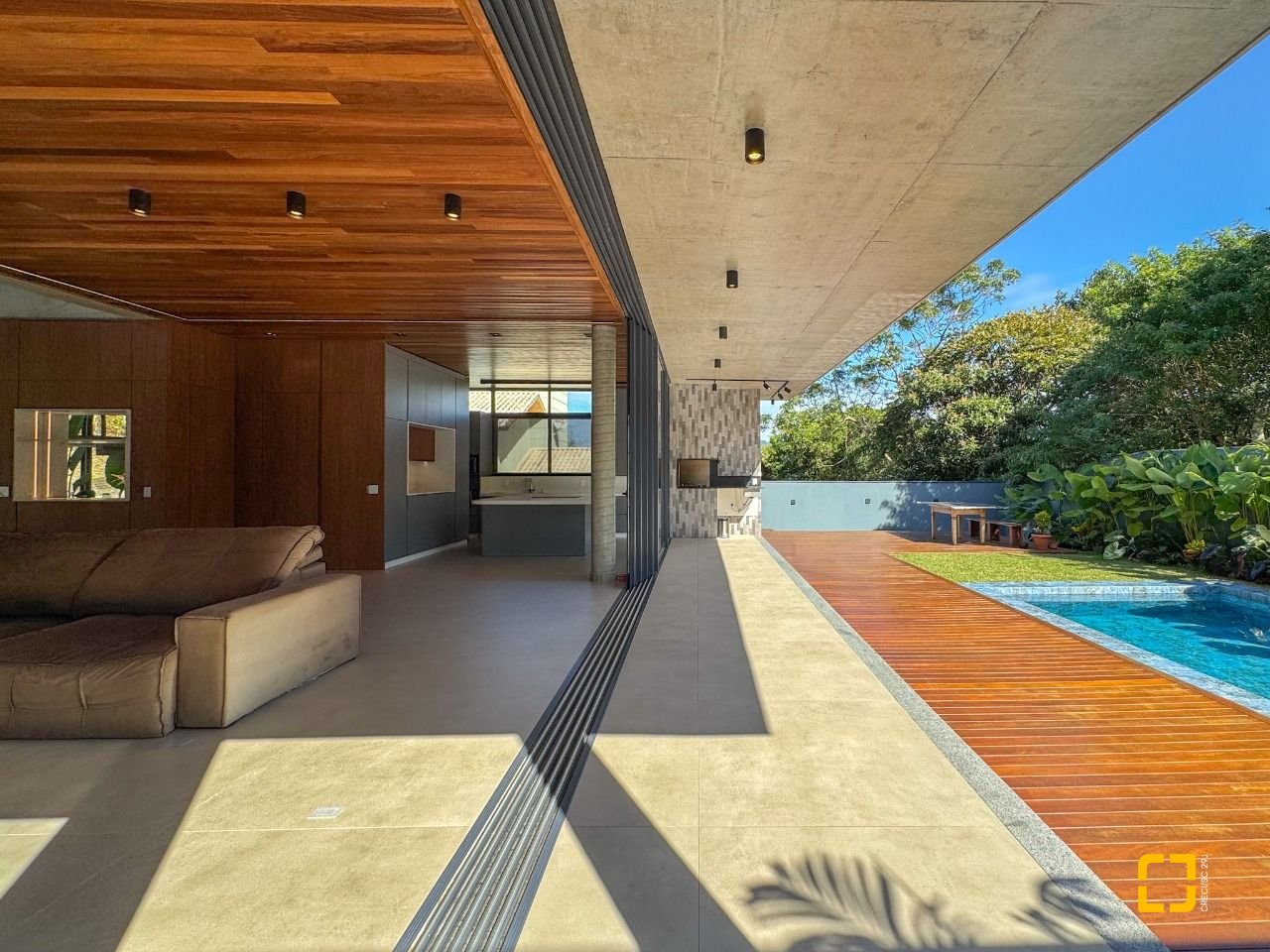 Casa de Condomínio com 492m², 5 quartos (sendo 5 suítes), 4 garagens, no bairro Campeche em Florianópolis