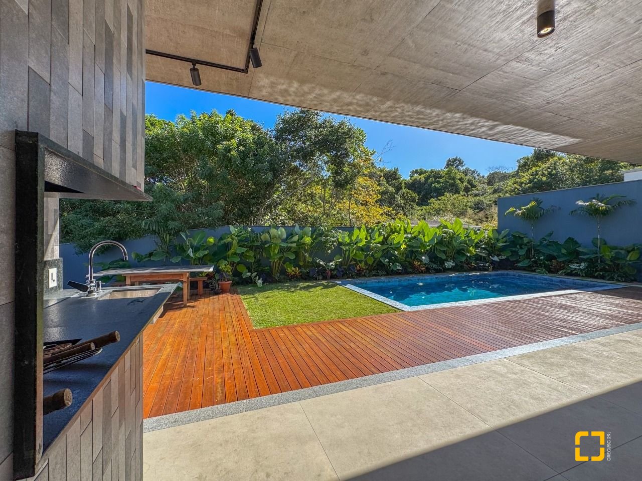 Casa de Condomínio com 492m², 5 quartos (sendo 5 suítes), 4 garagens, no bairro Campeche em Florianópolis