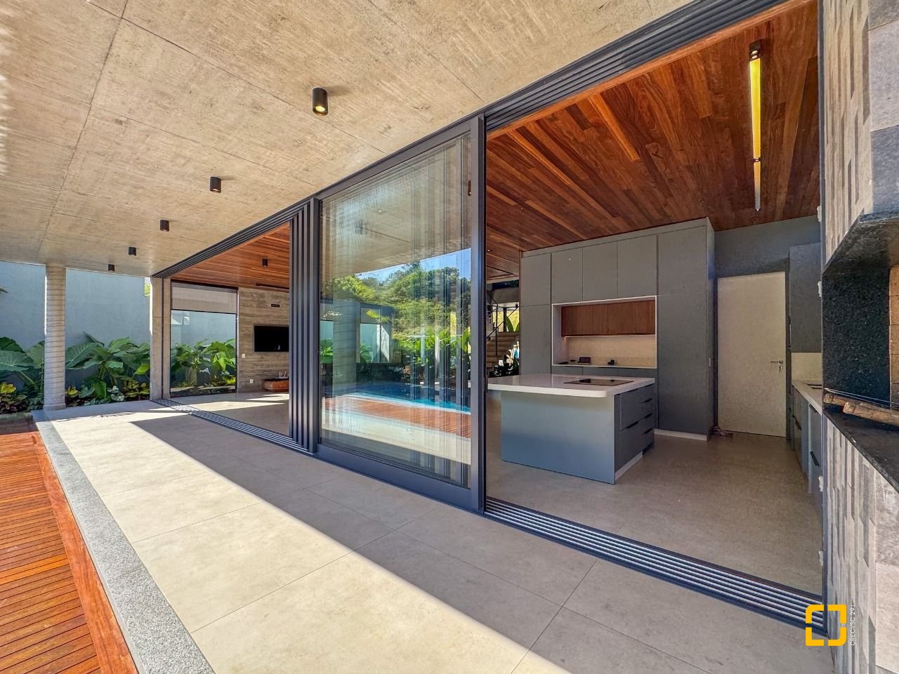 Casa de Condomínio com 492m², 5 quartos (sendo 5 suítes), 4 garagens, no bairro Campeche em Florianópolis