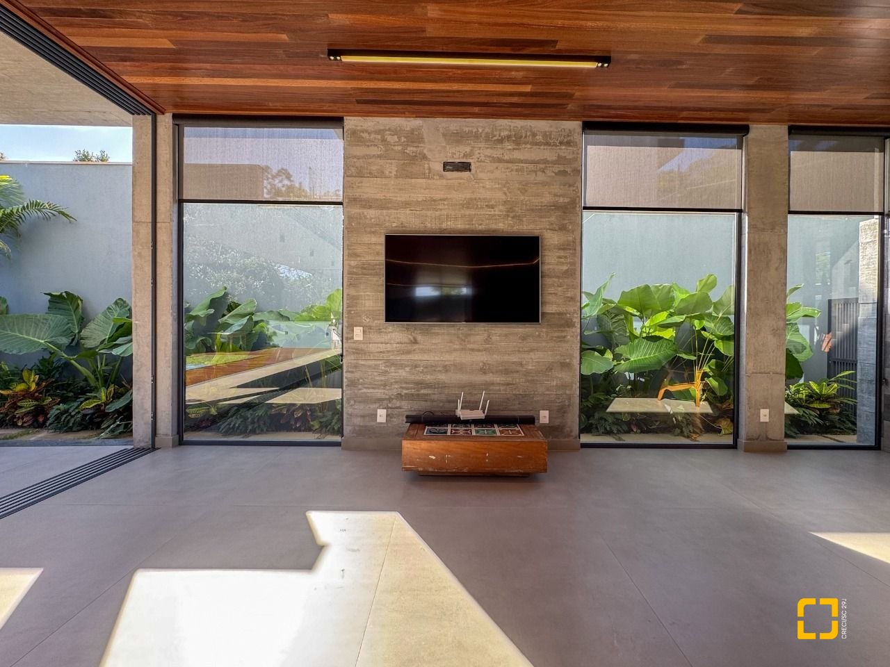 Casa de Condomínio com 492m², 5 quartos (sendo 5 suítes), 4 garagens, no bairro Campeche em Florianópolis