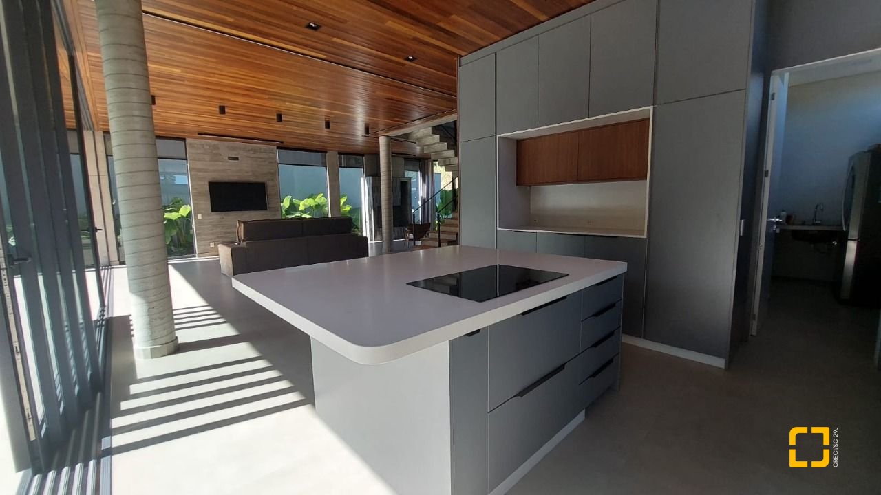 Casa de Condomínio com 492m², 5 quartos (sendo 5 suítes), 4 garagens, no bairro Campeche em Florianópolis