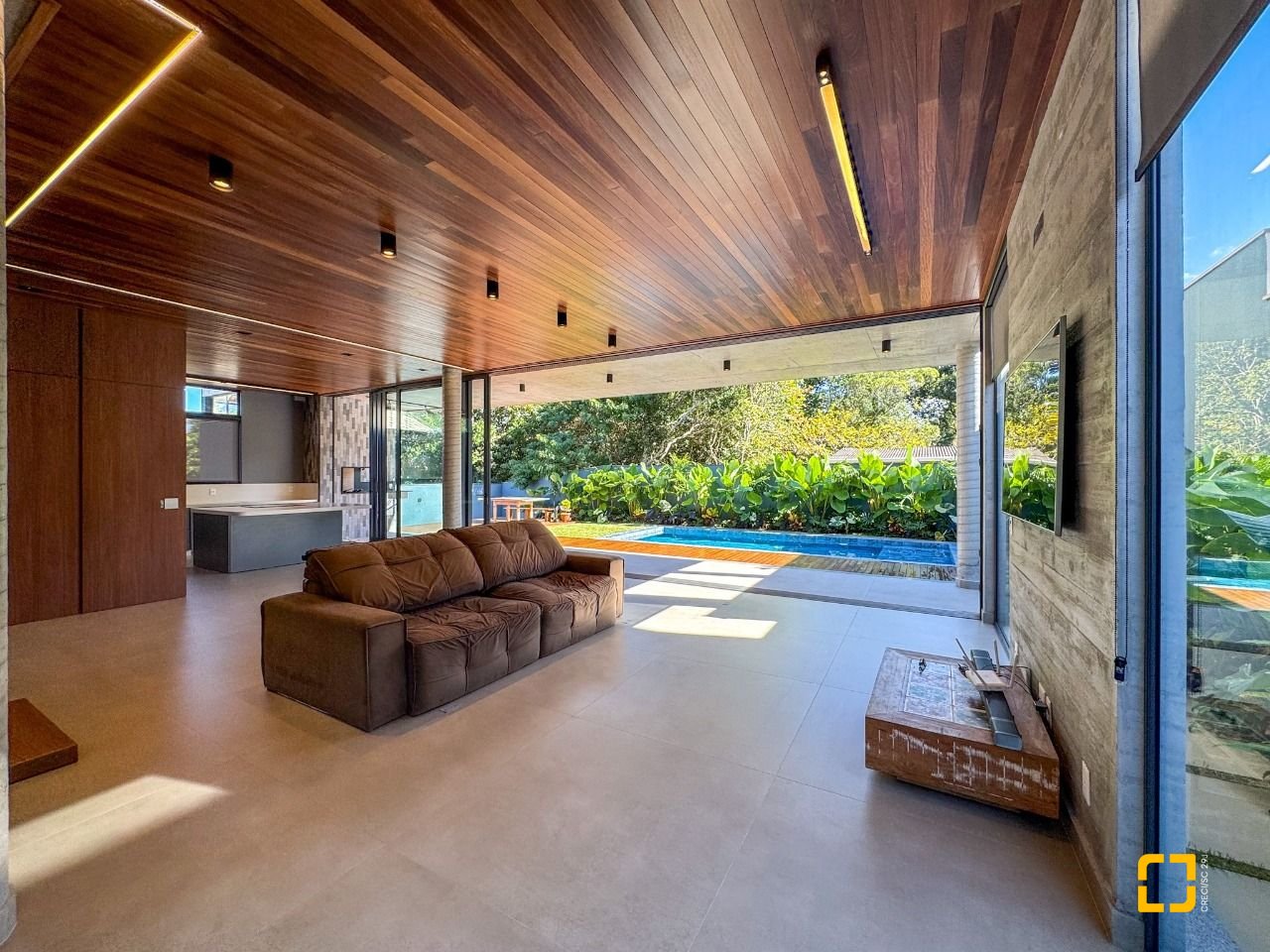 Casa de Condomínio com 492m², 5 quartos (sendo 5 suítes), 4 garagens, no bairro Campeche em Florianópolis