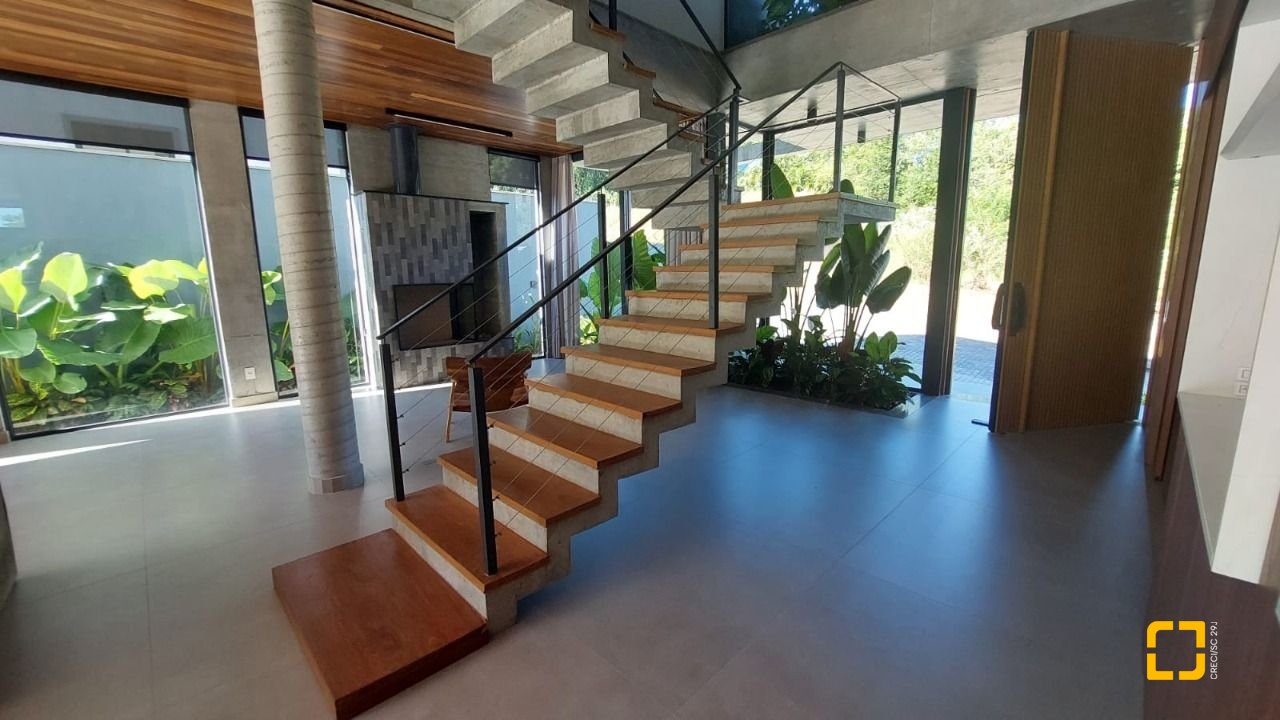 Casa de Condomínio com 492m², 5 quartos (sendo 5 suítes), 4 garagens, no bairro Campeche em Florianópolis