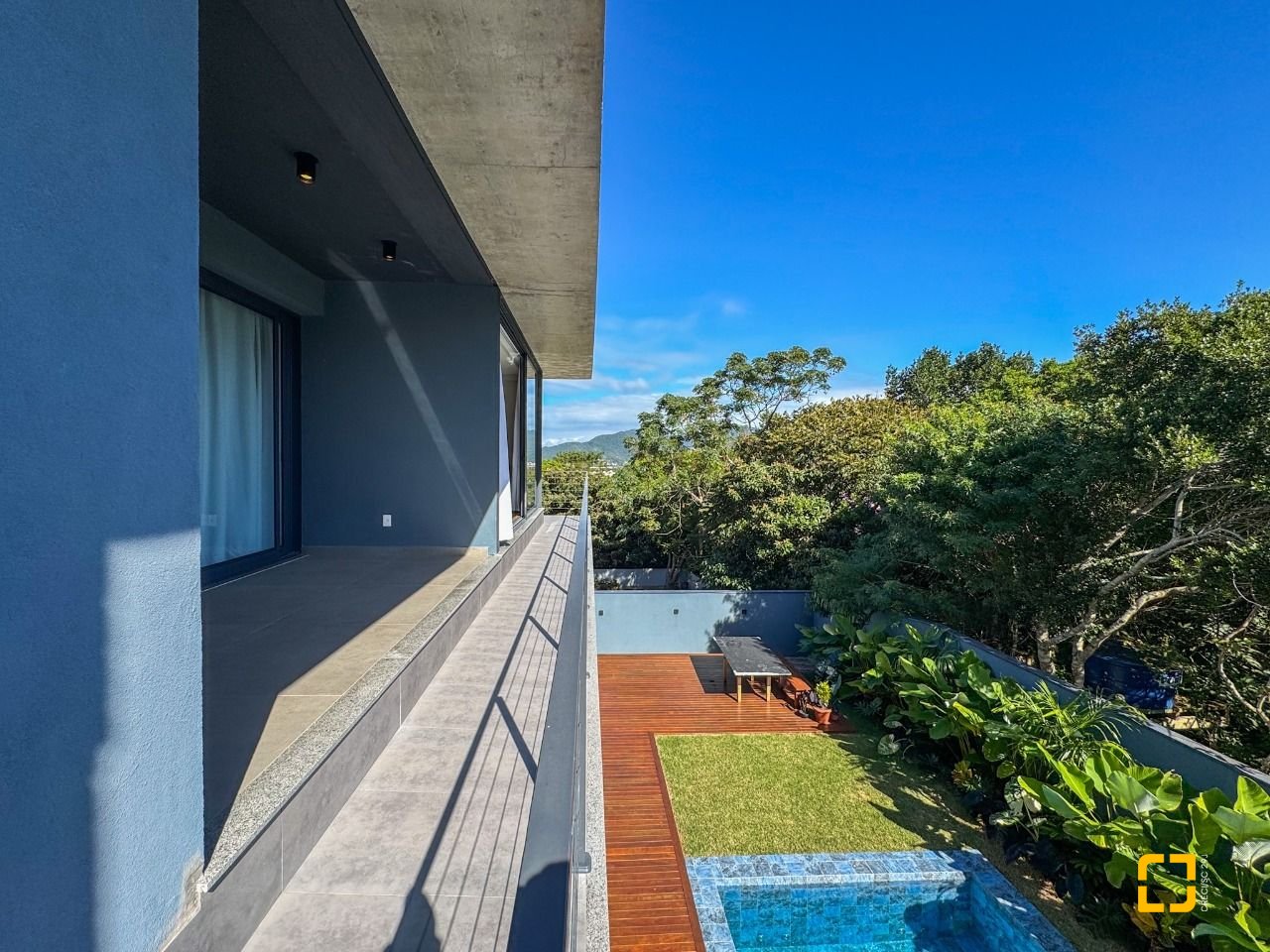 Casa de Condomínio com 492m², 5 quartos (sendo 5 suítes), 4 garagens, no bairro Campeche em Florianópolis